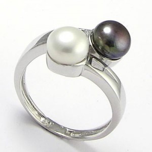 black and white pearl ring